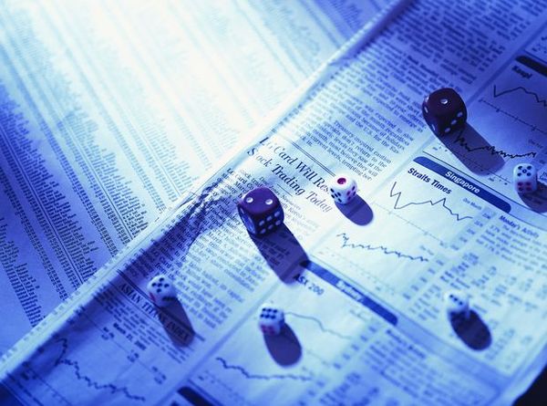 央行按兵不动，美元高举不下